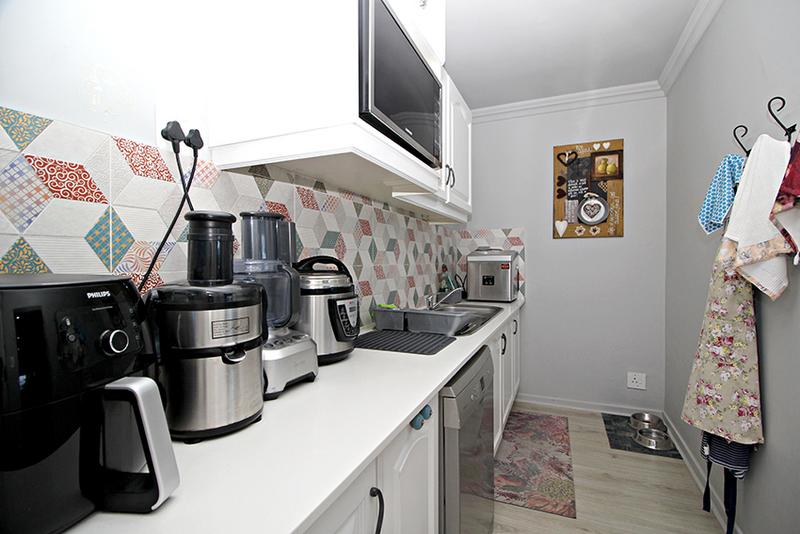 6 Bedroom Property for Sale in Reebok Western Cape